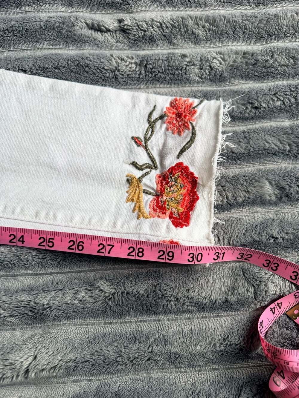 Driftwood Colette White Floral Embroidered Cuff Raw Hem Jeans Size 26 Western - Picture 7 of 9